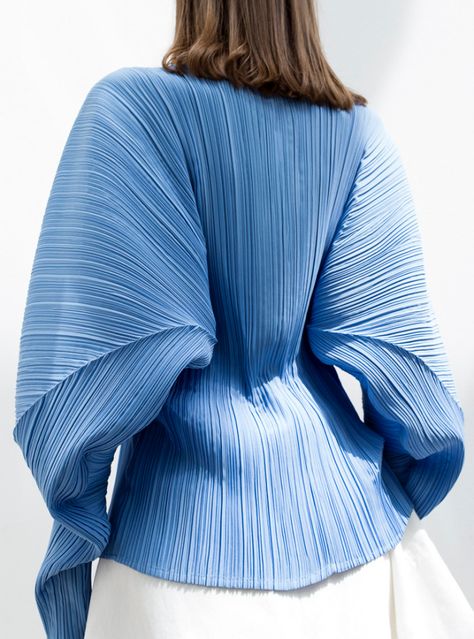 Pleated Fabric Dress, Elemental Blue, Structured Fashion, Fashion Inspiration Design, Pleated Fabric, Fashion Design Clothes, Minimal Fashion, Fashion Details, Elegant Fashion