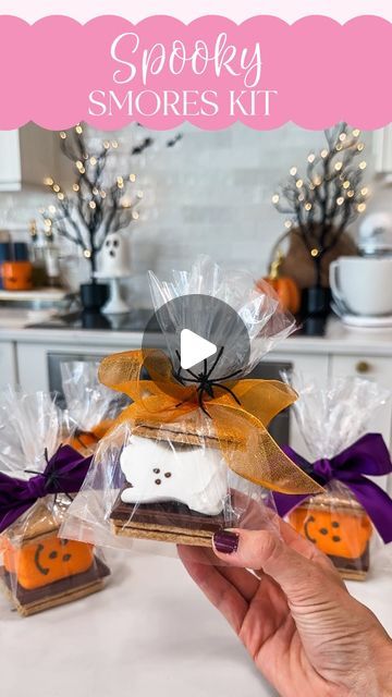 Spooky Smores, Halloween Bunco, Halloween Food Crafts, Smores Kits, Fun Halloween Party Games, Folding Towels, Halloween Treats For Kids, Fun Halloween Food, Halloween Food Treats