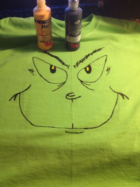 Simple Grinch face t-shirt using Tulip fabric paint Homemade Grinch Shirt, Grinch Sweater Diy, Grinch Day At School Costume, Grinch Shirt Diy, Diy Grinch Outfit, Grinch Dressup Ideas, Grinch Dress Up Day At School, Diy Grinch Shirts For Kids, Grinch Day At School Outfit