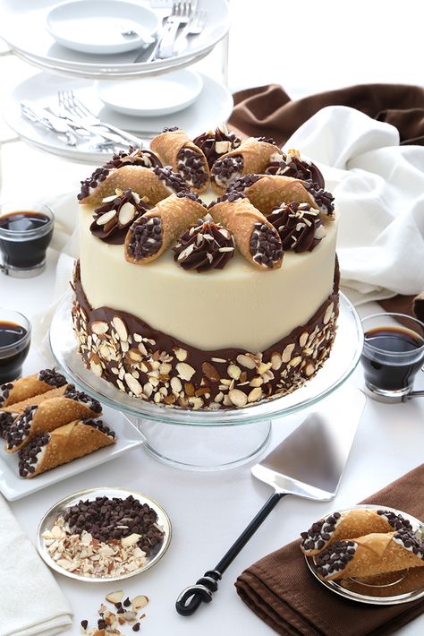 Cannoli Cake Recipe Cannoli Cake, Yellow Cake Recipe, Chocolate Ganache Frosting, Italian Pastries, Dessert Pictures, Holiday Cakes, Italian Desserts, Cannoli, Savoury Cake