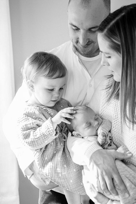 Newborn Pictures With Parents And Sibling, Family Of Four With Newborn Poses, Family 4 Newborn Pictures, Newborn Photo Siblings, Newborn Family Pictures Outdoor With Sibling, Newborn Photoshoot Family Of 4, Family Of 4 With Newborn Photography, Family Of 4 Newborn Photos, Newborn Pictures With Family