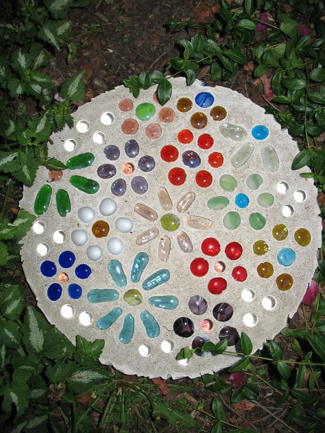 Making Stepping Stones, Homemade Stepping Stones, Garden Stepping Stones Diy, Painted Stepping Stones, Diy Pathway, Stepping Stone Pathway, Decorative Stepping Stones, Stone Garden Paths, Mosaic Stepping Stone