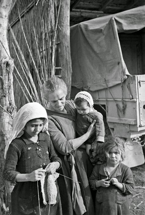 History in Photos: George Frederick Kaye. Italian peasant woman and children in the area occupied  by the 2nd New Zealand Division in Italy, 16 December 1943 Karpathos, Walker Evans, Henri Cartier Bresson, French Photographers, Tibetan Buddhism, Magnum Photos, Majorca, Candid Photography, White Photo