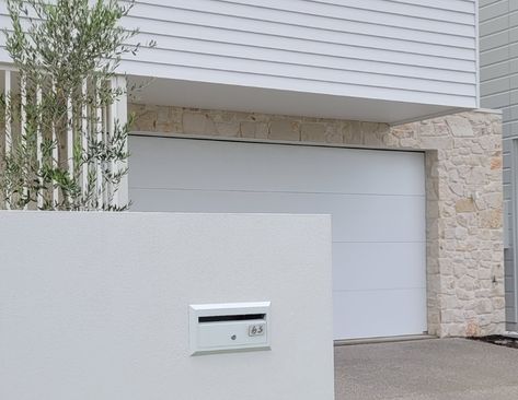 White Stone Cladding, Natural Stone Exterior, Sandstone Cladding, Limestone Cladding, Stone Feature Wall, Coastal Exterior, Modern Garage Doors, White Exterior Houses, Stone Wall Design