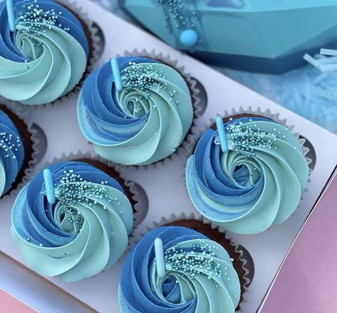 Water Theme Cupcakes, Blue Ombre Cupcakes, Floral Cake Birthday, Cupcake Icing Designs, Ocean Cupcakes, Easy Cupcakes Decoration, Sea Cupcakes, Swirl Cupcakes, Icing Design