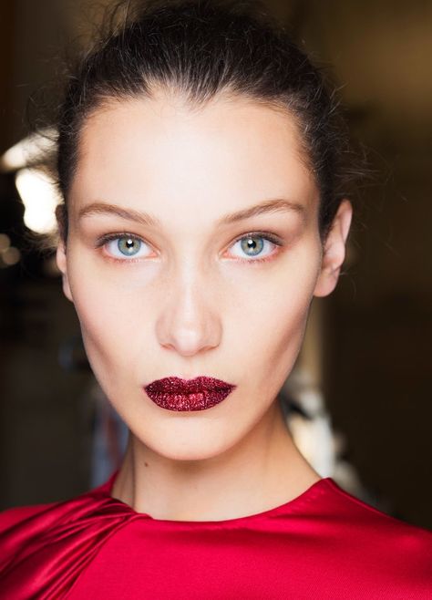 Classic Holiday Glam Makeup + Red Glitter Lips  | Bella Hadid + Atelier Versace Couture Backstage Eyeliner Glitter, Holiday Party Makeup, Red Lipstick Makeup, Christmas Makeup Look, Glitter Lipstick, Runway Beauty, Beauty Make-up, Atelier Versace, Glitter Lips