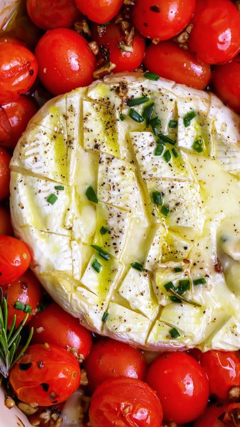 foodmymuse on Instagram: Baked Brie with Rosemary Honey Pecans & Roasted Tomatoes ❤️. Pro tip: score your brie so it is easier to dip your bread in. Ingredients:… Brie And Tomato Appetizer, Baked Brie With Tomatoes, Baked Brie Tomato Recipes, Baked Camembert Recipe, Pecans Roasted, Honey Pecans, Camembert Recipes, Brie Cheese Recipes, Tomato Appetizers