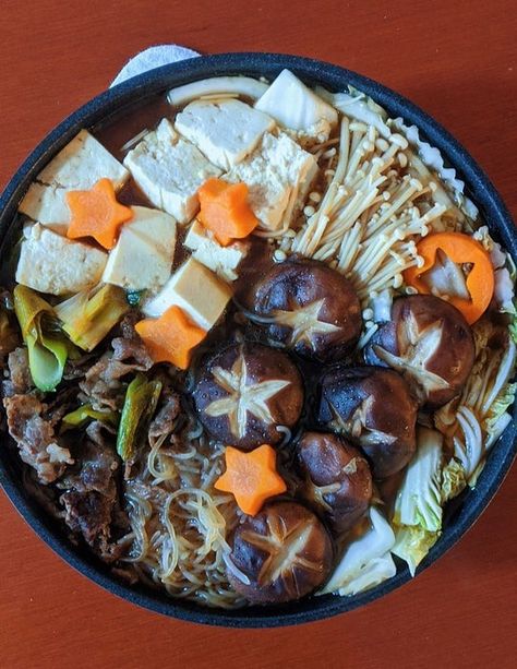 Japanese Hotpot Recipe, Sukiyaki Aesthetic, Hotpot Japanese, Beef Sukiyaki Recipe Japanese Food, Cold Oatmeal, Japanese Hot Pot Shabu Shabu, Japanese Barbecue, Japanese Hot Pot, Crunchy Food