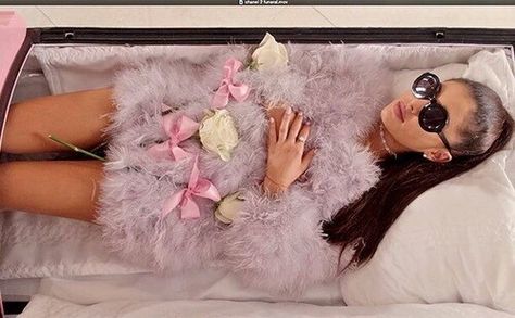 Scream Queens Fashion, Chanel Oberlin, Queen Aesthetic, Ariana Grande Style, Queen Outfit, Queen Fashion, Ariana G, Scream Queens, Dangerous Woman