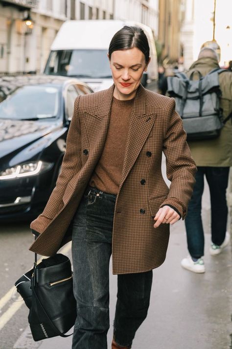 LFW FALL 18/19 STREET STYLE I | Collage Vintage Oversized Blazer Street Style, Jo Ellison, Blazer Street Style, London Fashion Weeks, Basic Wardrobe, Collage Vintage, Checked Blazer, Work Style, Looks Street Style