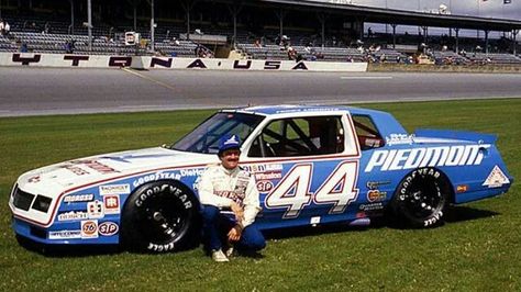 1984 - "Texas" Terry Labonte's (#44) "Piedmont"  Chevrolet  Monte Carlo - Atlanta Motor Speedway, Hampton, Georgia Nascar Photos, Nascar Champions, Terry Labonte, Nascar Cars, Nascar Race Cars, Stock Car Racing, Old Race Cars, Chevrolet Monte Carlo, Daytona 500