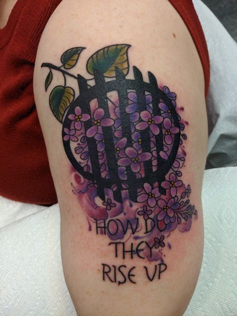 Designed and inked by Ann Loaris at Iron Brush Tattoo in Lincoln Nebraska, based on the pins found on this board and my description. Discworld, Lilacs, Terry Pratchett, Book Tattoos, Glorious 25th of May, How Do They Rise Up, Guarding Dark. Terry Pratchett Tattoo, Lilacs Tattoo, Pratchett Tattoo, Discworld Tattoo, Lilac Tattoo, Terry Pratchett Discworld, Tattoos Inspo, Brush Tattoo, Man Tattoo