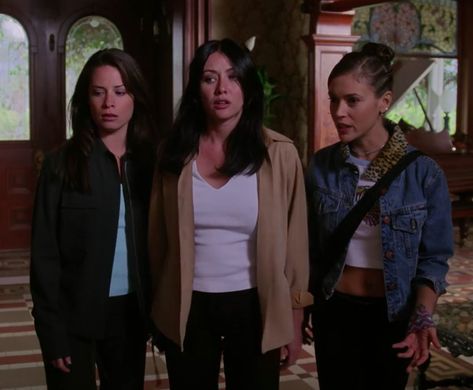 #charmed #2000 #early2000s #vintageoutfits #vintagefits #y2K #90s #outfitinspo #outfitinspiration #vintagefashion #alyssamilano #hollymariecombs #shannendoherty #rosemcgowan #piper #phoebe #prue #paige #halliwell #halliwellsisters Phoebe From Charmed Outfits, Charmed Outfits Paige, Paige Halliwell Outfits, Paige Charmed Outfits, Piper Halliwell Outfits, Prue Halliwell Outfits, Phoebe Halliwell Outfits, Tv Siblings, Movie Sketches