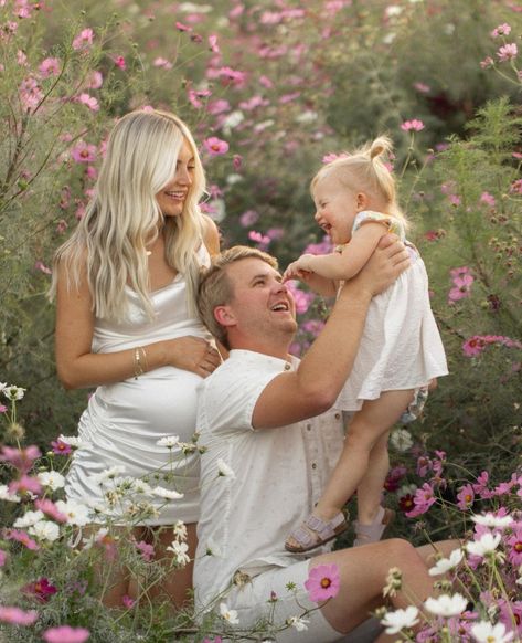 Aspyn Ovard Pregnant, Aspyn And Parker, Fam Goals, Hair Goal, Aspyn Ovard, Babies Photography, Outdoor Wedding Dress, Pretty Pregnant, Family Picture Poses