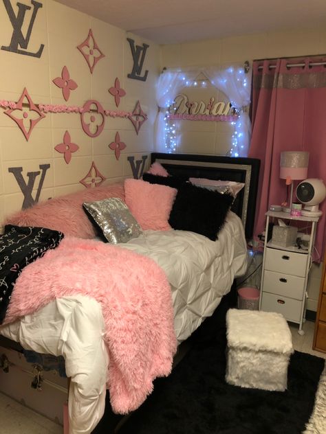 My daughter’s dorm room at Alabama A&M Foster Complex Luxury Dorm Room, Dorm Room Themes, Pretty Dorm Room, College Bedroom Decor, Pink Dorm Rooms, Diy Dorm, Girl Apartment Decor, Dorm Room Styles, Pink Dorm