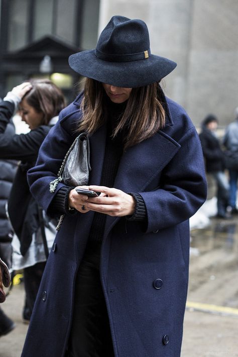 All things navy. Blue Hat Outfit, Navy Coat Outfit, Winter Make-up, Walking Down The Street, Hat Outfit, Navy Coat, Women Fashion Edgy, Blue Hat, Outfits With Hats