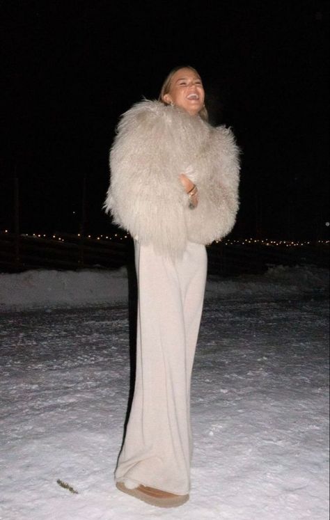 White Fur Coat Outfit, Fur Coat Outfit Winter, Faux Fur Coat Outfit, Faux Fur Jacket Outfit, Fur Coat Aesthetic, Women Coat Outfit, Slavic Aesthetic, Fur Coat White, Faux Fur Coats Outfit