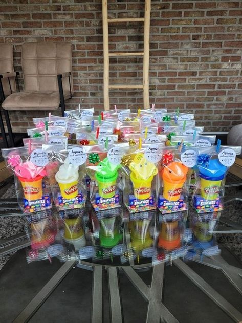 Play Doh Gift For Students, Play Doh Gift, Play Doh Birthday Party, Play Doh Party, Creative Gift Baskets, Party Bags Kids, Pony Birthday Party, Kindergarten Gifts, Birthday Goodie Bags