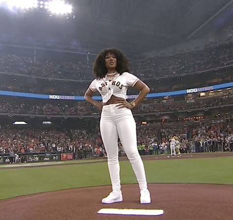 Megan Thee Stallion Throws the First Pitch at Houston Astros' Opening Day Game 2020s Fashion, Layered Curly Hair, Megan Thee Stallion, Fitness Inspiration Body, Photography Poses Women, Opening Day, Braids For Black Hair, Sports Baseball, Girl Crush