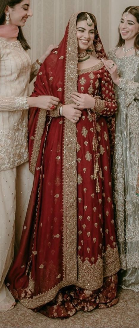 Simple Bridal Dresses Pakistani Red, Red Bridal Lehenga Pakistani, Baraat Dress, Barat Dresses, Anarkali Bridal, Pakistani Bridal Lehenga, Wedding Guest Outfit Ideas, Red Bridal Dress, Semi Formal Wedding