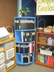 LOVE this rounded shelf!  Perfect for binders!!! Classroom Binder Storage, 3 Ring Binder Storage Ideas, Student Binder Storage, Binder Shelf, Binder Storage Ideas, Classroom Journal Storage, How To Store Student Binders In Classroom, Laptop Storage Classroom, Workbook Storage Classroom