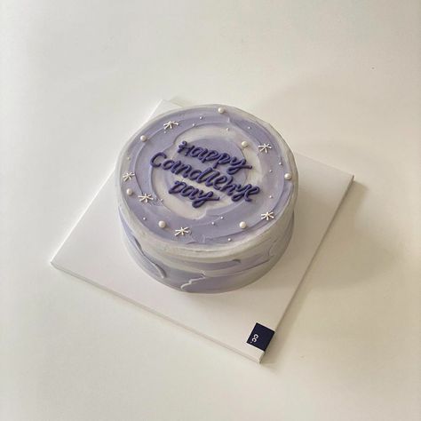 Korean Cake Lilac, Lilac Birthday Cake Simple, Purple Lunchbox Cake, Birthday Cake Lilac, Mini Korean Cake, Bento Cake Design Aesthetic, Cute Purple Cake, Purple Bento Cake, Violet Birthday Cake