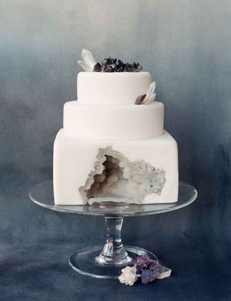 Or this spectacular one that’s designed to look like a geode. Geode Cake Wedding, Geode Wedding, Geode Cake, Crystal Cake, White Cakes, Gateaux Cake, Cake Trends, Wedding Cake Inspiration, Beautiful Wedding Cakes