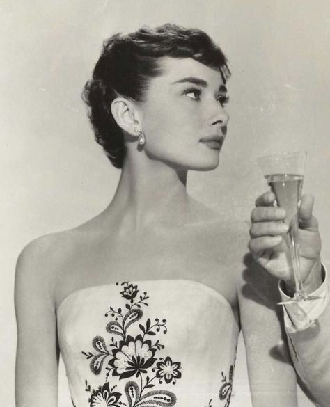 White Photo, Audrey Hepburn, A Dress, A Woman, Black And White, Glass, White, Black