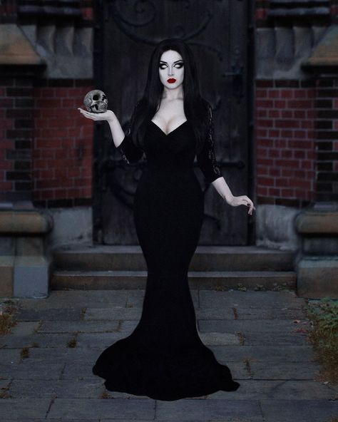 Morticia Addams Costume, Halloween Filters, Halloween Makeup For Kids, Chica Dark, Creepy Costumes, Black Halloween Dress, Morticia Addams, Halloween Makeup Inspiration, Costume For Halloween