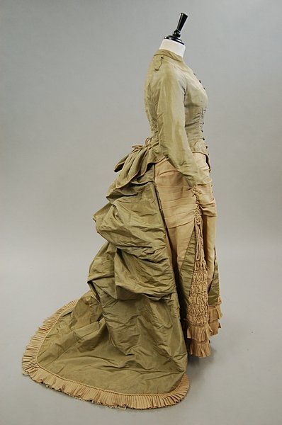 A SAGE GREEN SILK AND BEIGE WOOL WALKING DRESS c. 1873 Green Victorian Dress, Walking Dress, 1870s Fashion, Tea Gown, 19th Century Clothing, Bustle Dress, Victorian Costume, History Fashion, Victorian Clothing