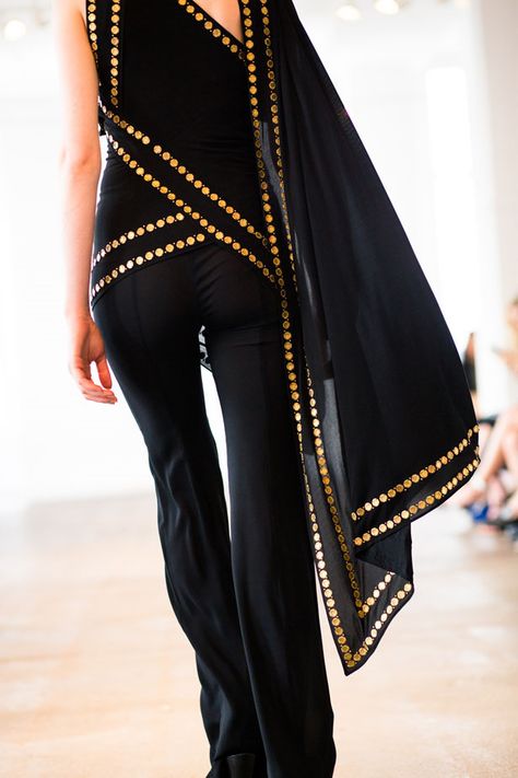 Donna Karan Resort 2014 Pants And Top, Woman In Black, Indian Designer Wear, Donna Karan, Mode Inspiration, Designer Wear, Fashion Details, Moda Fashion, Wearing Black