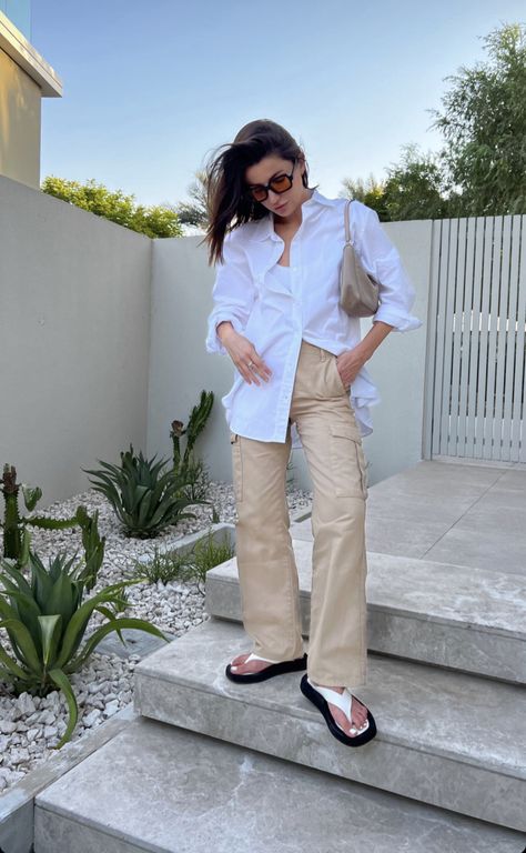 Crème Colored Pants Outfit, Cream Utility Pants Outfit, Cargo Pants Shirt Outfit, Cream Cargo Pants Outfit Winter, Cream Shirt Outfit, Outfit Ideas Cargo, Linen Shirt Outfit Women, Cargo Outfits Women, Cargo Pants Cream