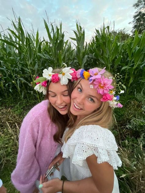 Flower Crown Pictures, Party Outfits Teenage, Garden Party Outfits For Women, Flower Crown Aesthetic, Garden Party Outfits, Primavera Aesthetic, Spring Vibes Aesthetic, Flower Crown Birthday, Garden Party Aesthetic