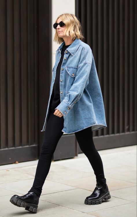 Denim Shaket Outfits, Denim Shaket Jacket Outfit, Oversize Denim Shirt Outfit, Casual Mum Outfit, 30 Yr Old Women Fashion, Leggins Outfits Casual, Casual Friday Work Outfits Fall, Masculine Style For Women, Friday Casual Work Outfit