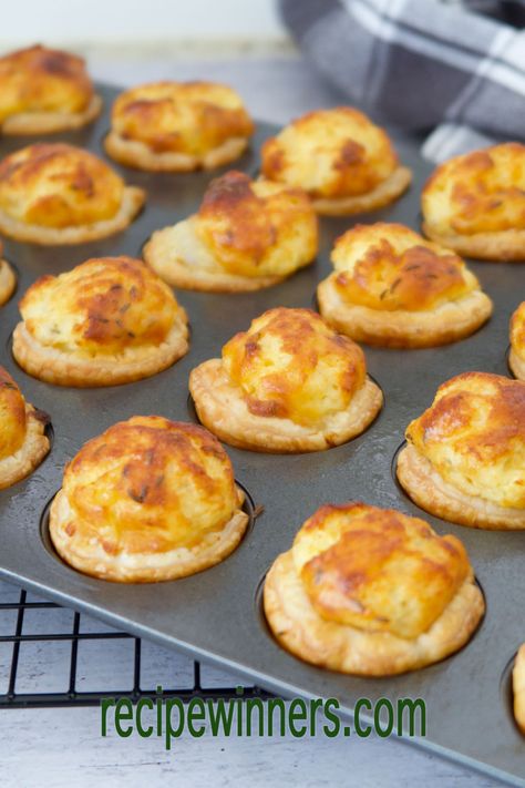 Puff Pastry Canapes Recipes, Cheesy Puff Pastry Appetizers, Savouries Fingerfood, Savoury Finger Food Easy, Puff Pastry Small Bites, Pastry Finger Food, Hot Finger Food, Holiday Food Thanksgiving, Easy Savoury Snacks