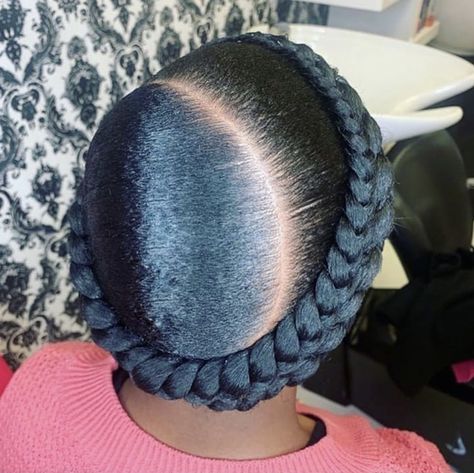 Give it a unique part. Halo Braid Natural Hair, Braid Natural Hair, Back Hairstyle, Easy Trendy Hairstyles, Halo Braids, Cabello Afro Natural, Halo Braid, Hairstyle Easy, Short Hair Pixie Cuts