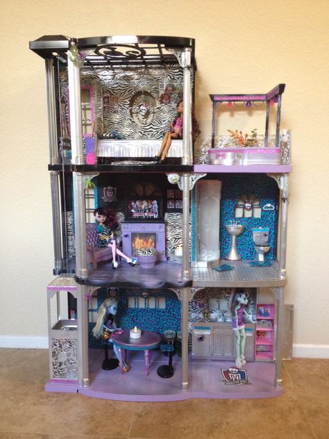 Monster High Doll House Diy, Diy Monster High Dollhouse, Monster High Diy, Monster High Furniture, Monster High Dollhouse, Monster High House, Monster High Custom Doll, Diy Monsters, Arte Monster High