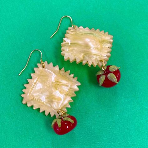 MackBecks • Mackenzie Becker on Instagram: "Good news coming to you 🗞 🍝 🍅✨‼️ Our [sold out] Tortelli e Pomodoro Earrings + Bolos are on their way to our pals @nooworks for a fresh lil restock, along with a variety of tasty treats from our Italia Capsule Collection ✈️ 🧳 To hold you over until they drop, here are some of my fave pasta dishes I enjoyed all over Italy in 👇 📍 Bologna 🍝 📍Florence 🍅 📍Amalfi 🦐 #italyfood #italianfoodphotography #italiafood #italianvacation #amalficoastitaly # Italian Food Photography, Kitchen Plants, Accessorize Bags, Italy Food, Venus Fly Trap, Book Clothes, Ceramic Kitchen, Kansas City Mo, Jewelry Pins