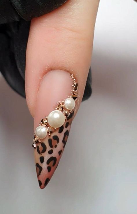 How to draw a panther print on a nail | By Alina Hoyo Nail Artist Tiger Nails Designs, Gemstone Nails, Tiger Nail Art, Tiger Nails, Set Nails, Men Tattoos, Swarovski Nails, Stiletto Nails Designs, Leopard Nails