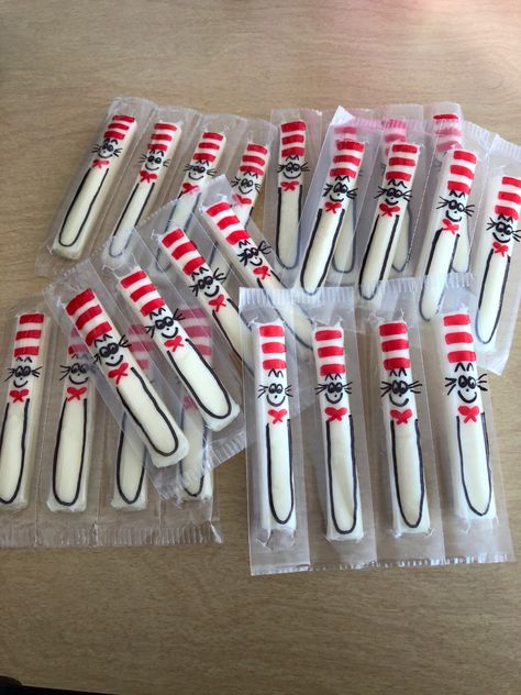 Cat And The Hat Snacks, Cat In The Hat Themed Snacks, Cat In Hat Crafts Preschool, Cat In The Hat Food Ideas, Cat In The Hat Snacks For Kids, Cat In The Hat Treats, Dr Seuss Snacks For School Classroom, Dr Seuss Charcuterie Board, Dr Seuss Inspired Snacks