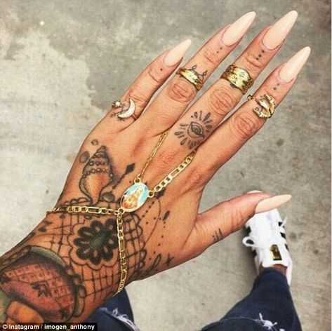 Tattooed Hands, Nail Time, Color Nails, Nail Ring, Nail Tattoo, Pretty Hands, Ink Ideas, Hand Tattoo, Piercing Tattoo