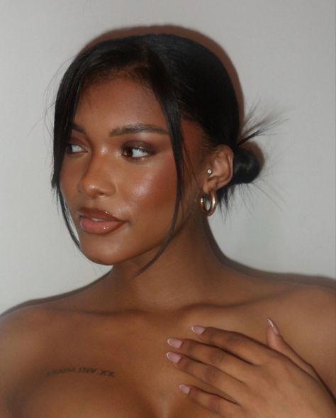 Bronze makeup look on mixed race medium deep tone. Shot on film camera. Soft sculpted face. Dramatic and romantic essence. Roman numerals tattoo on chest collarbone. Bronzy Makeup Look, Bronzy Makeup, Camera Makeup, Camera Tattoo, Pics Inspo, Insta Pics, Face Card, Soft Glam, Baddie Makeup