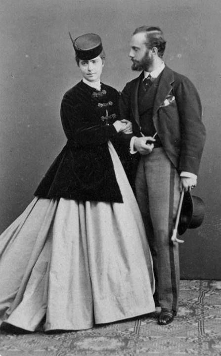 “You have been the last dream of my soul.”  ― Charles Dickens 1850s Fashion, Victorian Couple, Simply Fashion, Victorian Photos, Victorian Costume, 19th Century Fashion, Victorian Clothing, Victorian Women, Foto Vintage