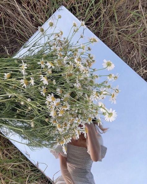 Prairie Garden, Hair Style Korea, Spring Pictures, Summer Photoshoot, Photography Posing Guide, Mirror Painting, Selfie Ideas Instagram, A Day In Life, Creative Portraits