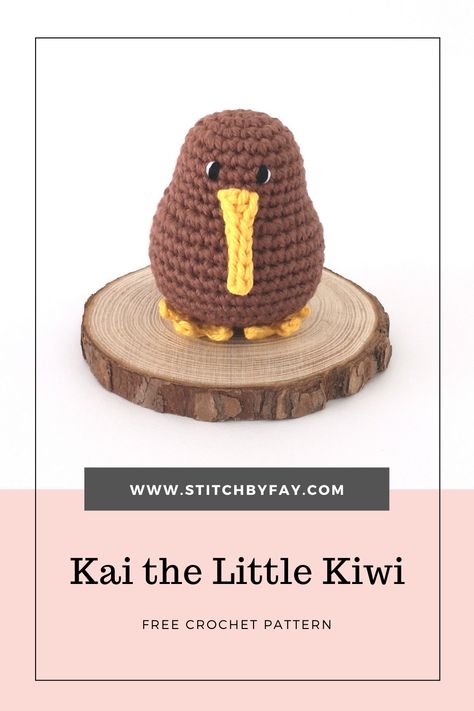 Meet Kai the Little Kiwi! Really quick and easy pattern. Perfect size for keychains, Christmas ornaments or small gifts. Crochet Wiwi Free Pattern, Kiwi Crochet Pattern, Crochet Kiwi Bird Pattern Free, Small Crochet Keyrings, Kiwi Pillow Crochet, Crochet Bird Patterns, Kiwi Bird, Bird Applique, Crochet Birds