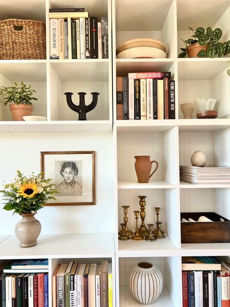 Styling Ikea Kallax Shelves, Square Bookshelf Styling, Billy Shelf Styling, Eket Bookshelf, Kallax Styling Living Room, Book Storage Living Room, Kallax Bookshelf Styling, Eket Bookcase, Kitchen Bookshelf Ideas