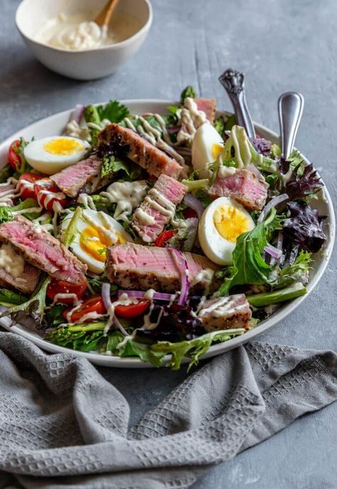 Grilled Tuna Salad, Tuna Steak Salad, Grilled Tuna Steak, Steak Lunch, Grilled Tuna Steaks, Packed Salad, Garlic Dressing, Tuna Steak, Grilled Tuna