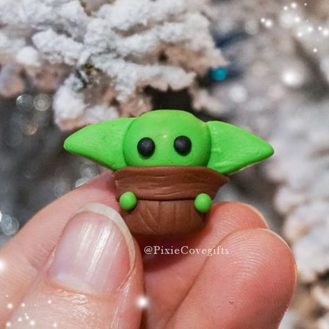 Cute Yoda, Keychain Kids, Teen Crafts, Clay Crafts For Kids, Polymer Clay Kawaii, Polymer Clay Figures, Sculpey Clay, Polymer Clay Diy, Polymer Clay Jewelry Diy