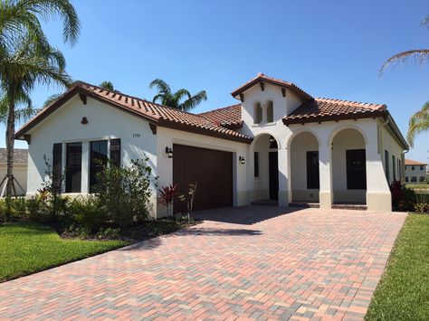 Small Florida House Exterior, Small Spanish House, Art Deco Outdoor, Modern Spanish Farmhouse, Roof Accents, Stucco House Colors, Spanish Style Exterior, Spanish Style Home Interior, Vintage Outdoor Decor