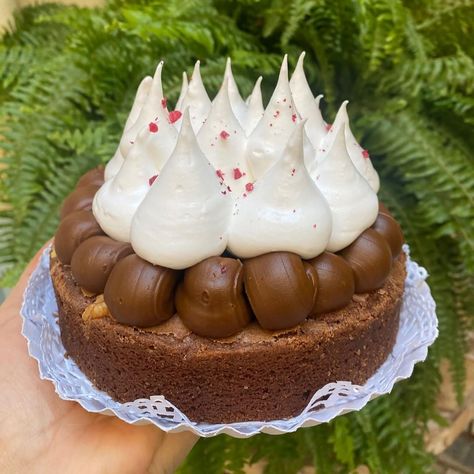 Brownie de chocolate y nuez Dulce de leche ,merengue italiano decorado con frambuesas liofilizadas #brownies #frambuesas #pastelería Brownie Decorado, Brownies, Meringue